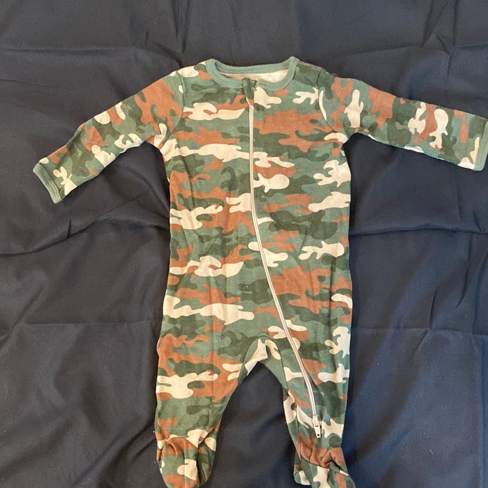 0 to 3 month long sleeve zip up camo onesie